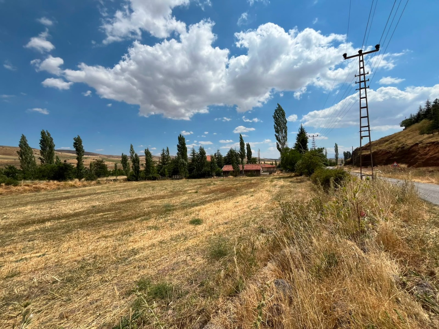 KAYSERİ DEVELİ ÇOMAKLI MAHALLESİ KÖY İÇİNDE SATILIK TARLA